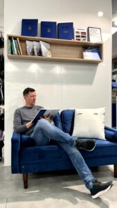 ^leipziger-laufladen-blaue-couch-joerg