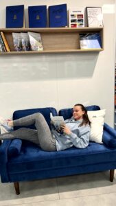 leipziger-laufladen-blaue-couch-saskia