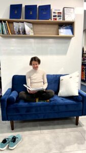 leipziger-laufladen-blaue-couch-sandra