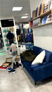 leipziger-laufladen-blaue-couch